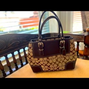 Brown Coach hand bag, like new.